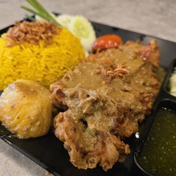 ข้าวหมกแกงกะหรี่ไก่ทอด