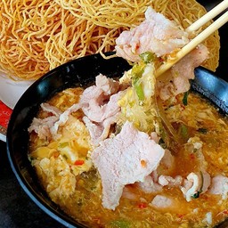 สุกี้ หมู แยกน้ำ (ใส่หมี่กรอบ15บาท)