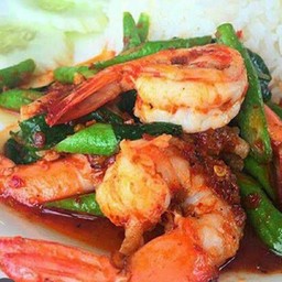 ผัดเครื่องแกงกุ้งราดข้าว