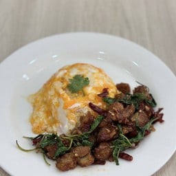 ข้าวไข่ข้นกะเพราไก่คาราเกะ