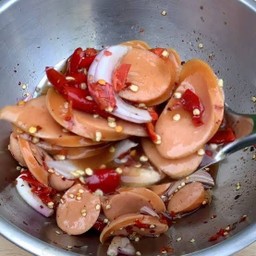 ยำไส้กรอกหนังกรอบจัมโบ้ - ลวก