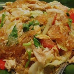 ผัดวุ้นเส้น กะหล่ำปลี ไก่สับ ราดข้าว