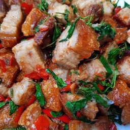 กะเพราหมูกรอบ (กับข้าว)