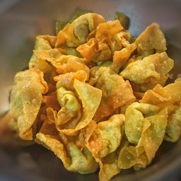 เกี๊ยวหมูทอด พร้อมน้ำจิ้มมะขาม