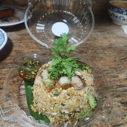 ข้าวผัดหมูกรอบ