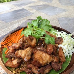 ไก่บ้านทอดกระเทียม