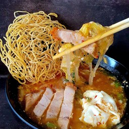 สุกี้ หมูกรอบ แยกน้ำ (ใส่หมี่กรอบ15บาท)