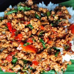 ข้าวราดกระเพราหมูสับเพิ่มไข่ดาวหรือไข่เจียว