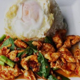 ไก่ผัดพริกแกงราดข้าวไม่รวมไข่ดาว  ฟรีน้ำซุป
