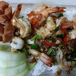 ข้าวราดกุ้งคั่วพริกเกลือ