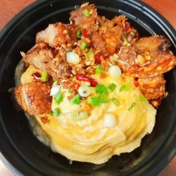 ข้าวไข่ข้นหมูกรอบคั่วพริกเกลือ