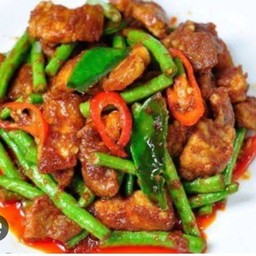 ผัดเครื่องแกงหมูราดข้าว