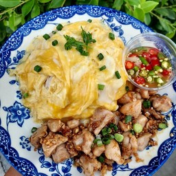 ข้าวหน้าไข่ข้น-หมูกระเทียม