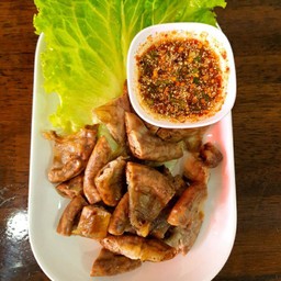 ไส้อ่อนย่างพร้อมน้ำจิ้มแจ่ว