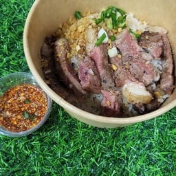 [อร่อยซ่ากับโค้ก] ข้าวผัดมันเนื้อโปะด้วยเนื้อย่าง + โค้ก ออริจินัล (กระป๋อง)