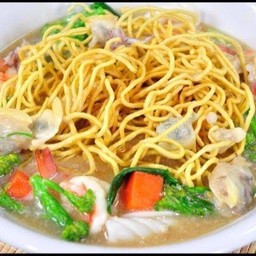 ราดหน้าเส้นเหลืองทอดกรอบไก่