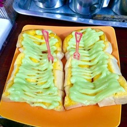 ขนมปังปิ้ง ราดสังขยาใบเตย