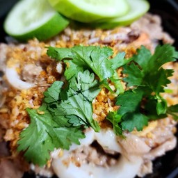 ผัดกระเทียมพริกไทยรวมมิตร หมูชิ้น หมึก กุ้ง ราดข้าวสวย