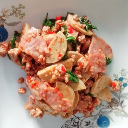 กะเพราหมูสับ+หมูยอ+เบคอนราดข้าว