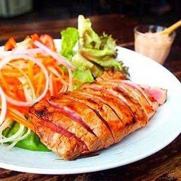 สลัดเนื้อย่าง น้ำจิ้มแจ่ว