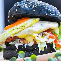 เบอร์เกอร์เนื้อชาโคลล์ ไข่เยิ้ม ชีสซี่ลาวา