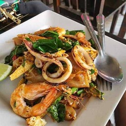 เต็มโต๊ะก๋วยเตี๋ยวหมูตุ๋น  ผัดไทย ข้าวมันไก่