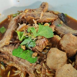 ก๋วยเตี๋ยวเนื้อตุ๋นโคขุน+ลูกชิ้นเอ็นเนื้ิอ จัมโบ้