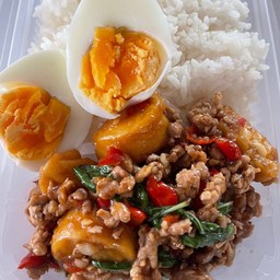 กระเพราอกไก่ใส่เต้าหู้ไข่