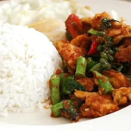 ข้าวผัดพริกแกงหมู