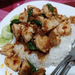 ข้าวผัดพริกแกงหมูเด้ง
