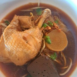 ร้านบ้านเคียงน้ำ-ก๋วยเตี๋ยวไก่ตุ๋น Giant/ผัดไทย หนามแดงบางพลี