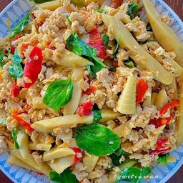 ข้าวราดกระเพาหมู หน่อไม้ดอง