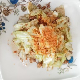 กะหล่ำปลีผัดน้ำปลาราดข้าว