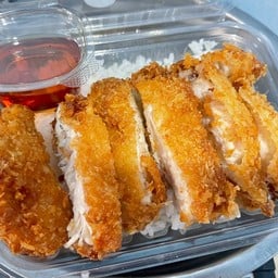 ข้าวไก่กรอบซอสน้ำปลา