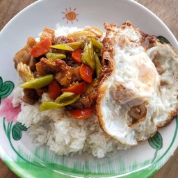 ข้าวราด หมูกรอบผัดพริกหยวก ไข่ดาว