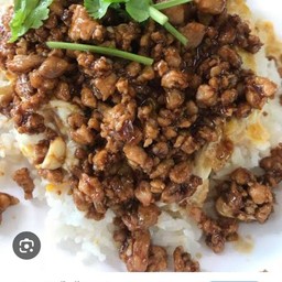 ข้าวหน้าหมูกระเทียม มีไข่ดาวหรือไข่เจียว