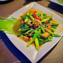 ผัดคะน้าหมูกรอบ