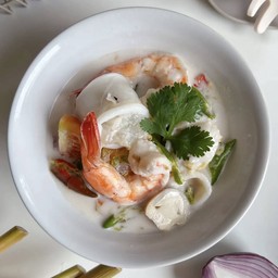 ต้มข่าทะเล (กับข้าว)