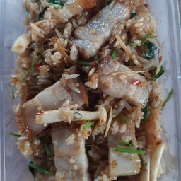 ข้าวผัดต้มยำหมูกรอบ