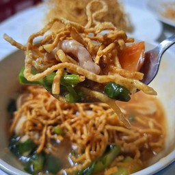 ราดหน้าหมูนุ่ม เส้นหมี่กรอบ