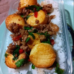กะเพราเต้าหู้ไข่