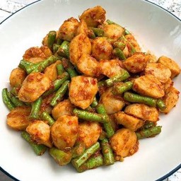 ผัดเผ็ดลูกชิ้นหมู ใส่ถั่วฝักยาว กับข้าว