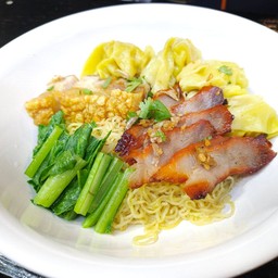 บะหมี่เกี๊ยวแดงกรอบน้ำใส