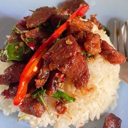 กระเพราหมูแดด