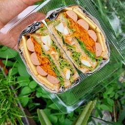 [อร่อยซ่ากับโค้ก] แซนวิซไส้กรอก+ไข่ดาว +  โค้ก ออริจินัล (กระป๋อง) 