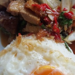 กระเพราหมูกรอบราดข้าว