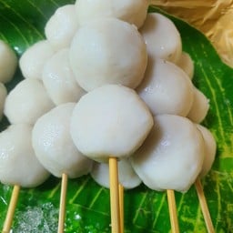 ลูกชิ้นปลาย่าง ( น้ำจิ้มมะขาม )