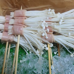 เบค่อนพันเห็ดเข็มทองย่าง ( น้ำจิ้มซีฟู๊ด )