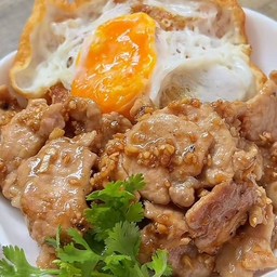 ข้าวหมูชิ้นผัดกระเทียม + ไข่ดาว
