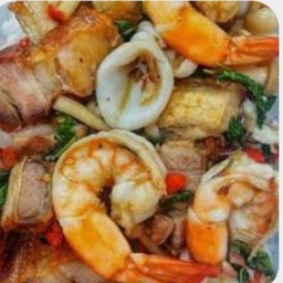 กระเพราหมูกรอบ+หมึก+กุ้ง